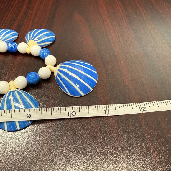 Avon “Seashore” Malibu Blue and White Beaded Necklace with Shell Accents NIB - Picture 3 of 7